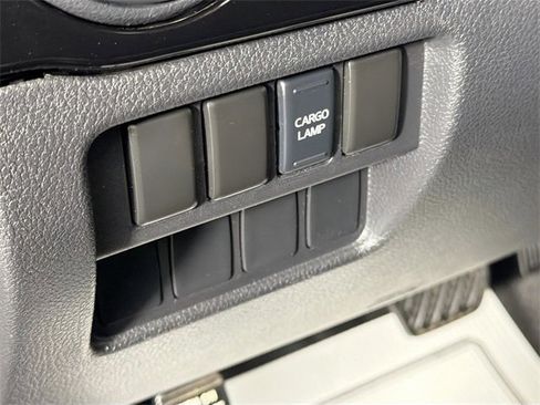 Used 2018 Nissan Titan SV image 10