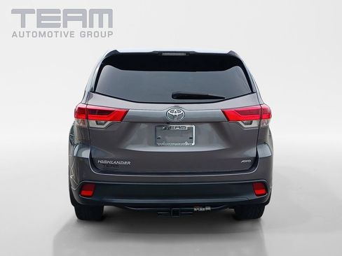 Used 2017 Toyota Highlander LE AWD/4WD image 6