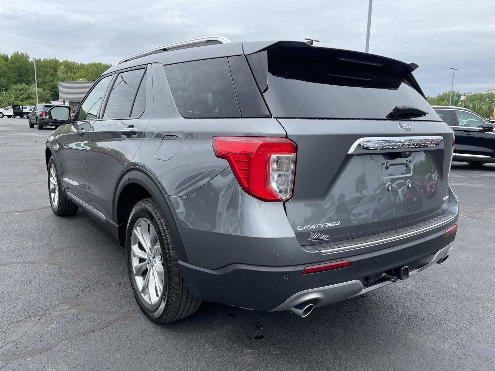 Used 2024 Ford Explorer Limited w/ Equipment Group 301A AWD/4WD image 3