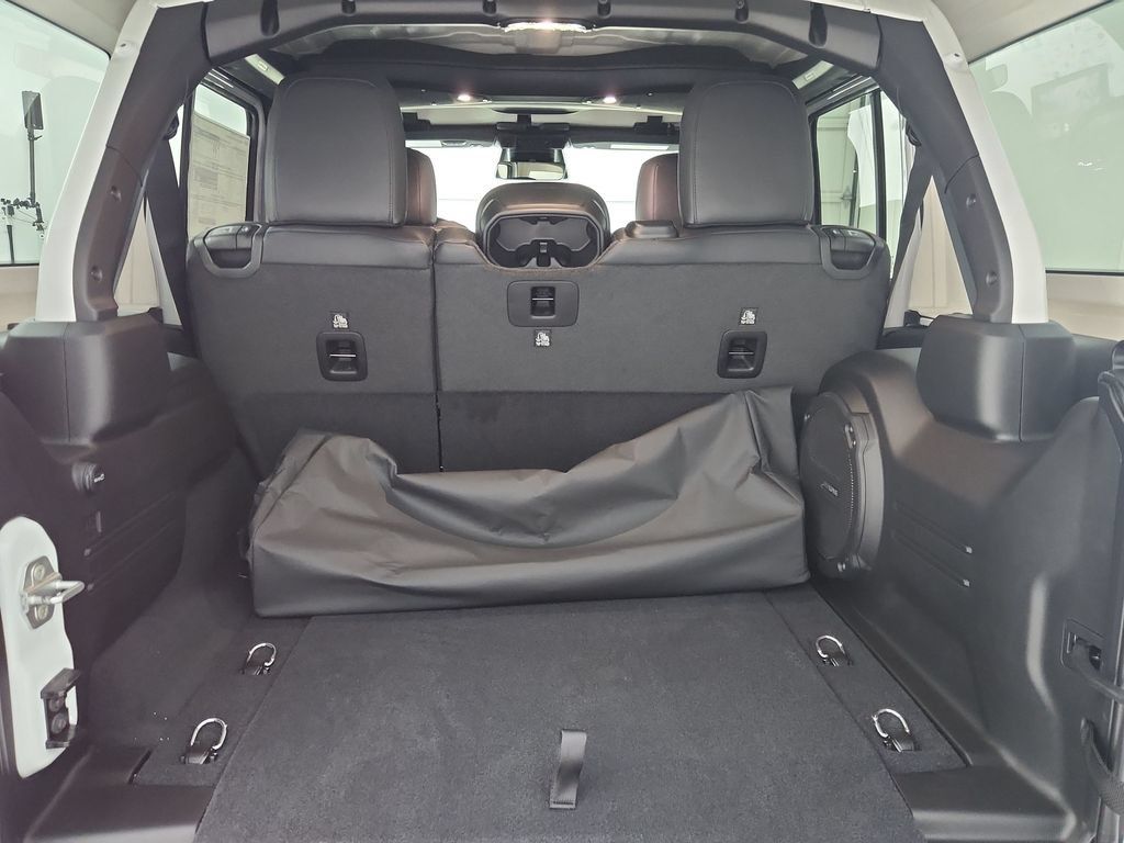 New 2026 Jeep Wrangler Unlimited Sahara AWD/4WD image 32