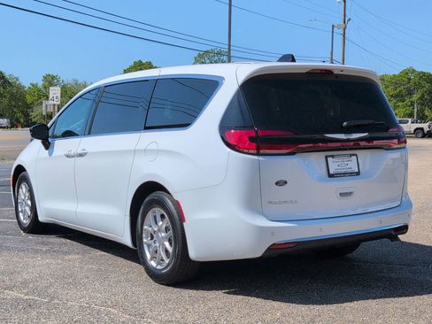 Used 2025 Chrysler Pacifica Select image 3