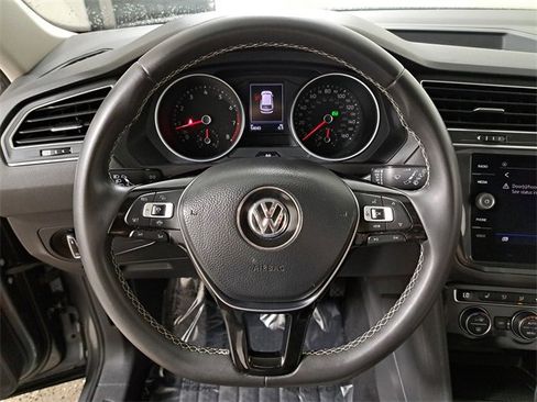 Used 2021 Volkswagen Tiguan SE w/ Panoramic Sunroof Package image 28