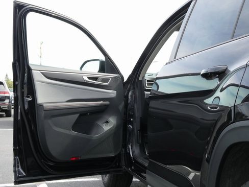 New 2025 Volkswagen Atlas Peak Edition SE image 28