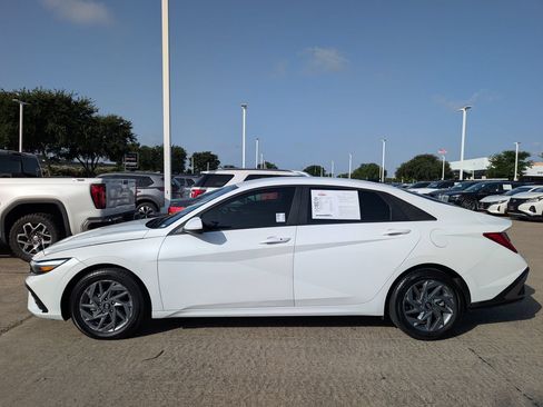 Used 2025 Hyundai Elantra Hybrid FWD image 3