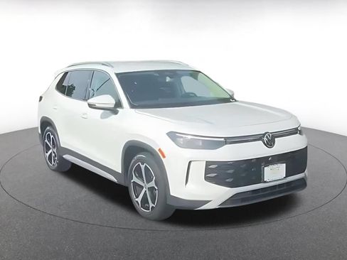 Used 2026 Volkswagen Tiguan SE FWD image 3