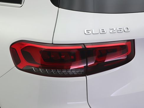 Used 2023 Mercedes-Benz GLB 250 4MATIC image 18