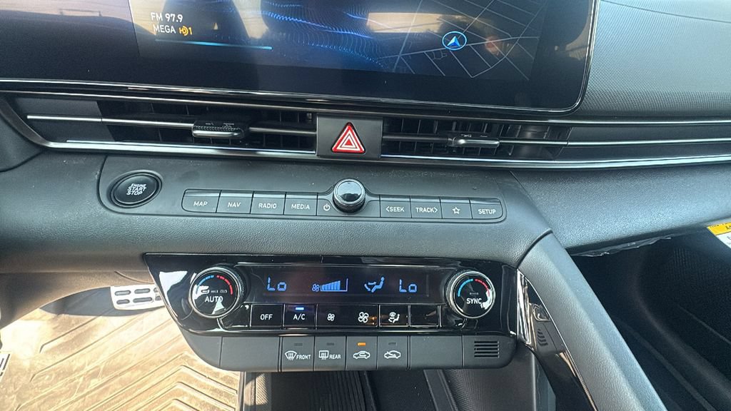 Used 2025 Hyundai Elantra SEL FWD image 21