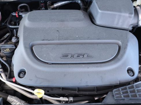 Used 2021 Chrysler Pacifica Touring-L image 36