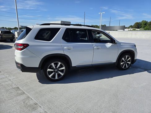 Used 2023 Honda Pilot Touring image 5
