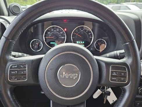 Used 2014 Jeep Wrangler Unlimited Rubicon w/ Connectivity Group image 20