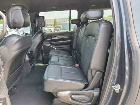 Used 2024 Jeep Wagoneer L Series II w/ Flexible Seating Group AWD/4WD image 17