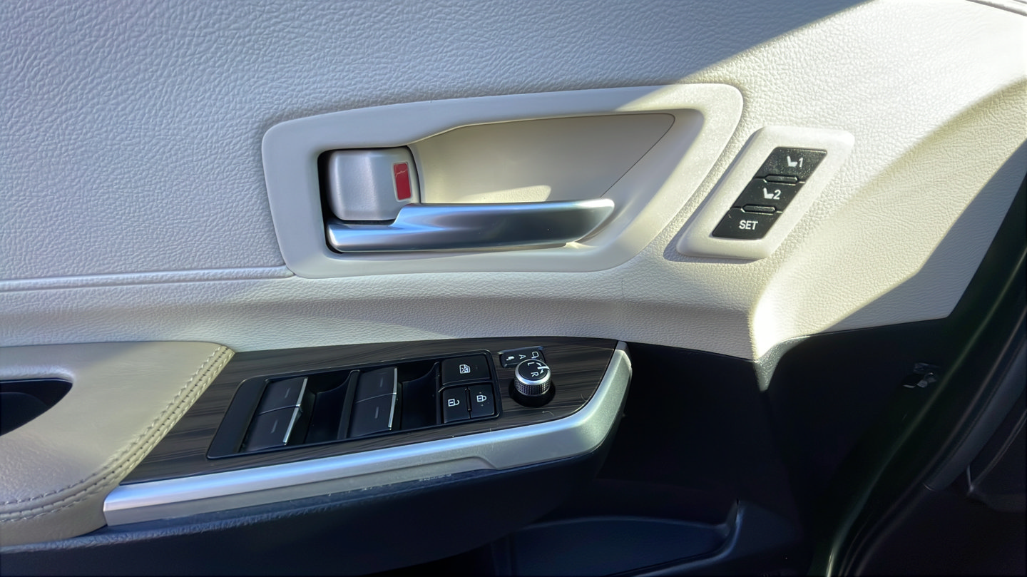 Certified 2023 Toyota Sienna Limited AWD/4WD image 16