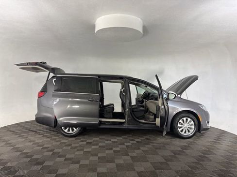 Used 2019 Chrysler Pacifica Touring-L image 16