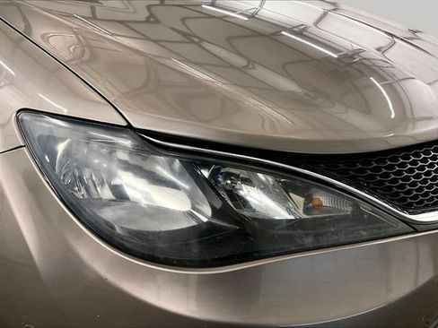 Used 2017 Chrysler Pacifica LX FWD image 28