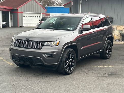 Used 2021 Jeep Grand Cherokee Laredo X image 2