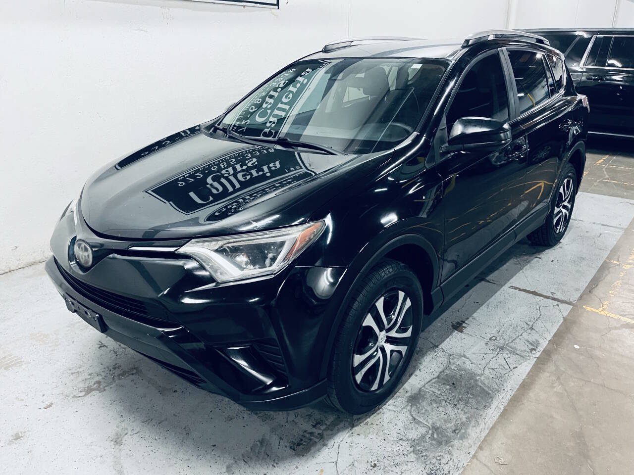 Used 2017 Toyota RAV4 LE FWD image 3