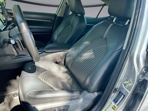 Used 2019 Toyota Camry SE FWD image 11