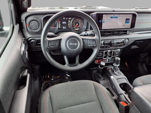 Used 2025 Jeep Wrangler Unlimited Rubicon AWD/4WD image 4