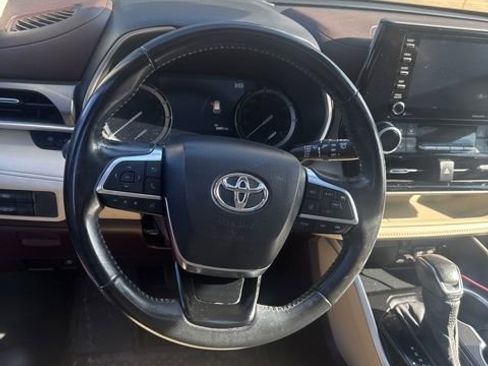 Used 2021 Toyota Highlander XLE image 35