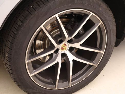 Certified 2024 Porsche Macan image 11