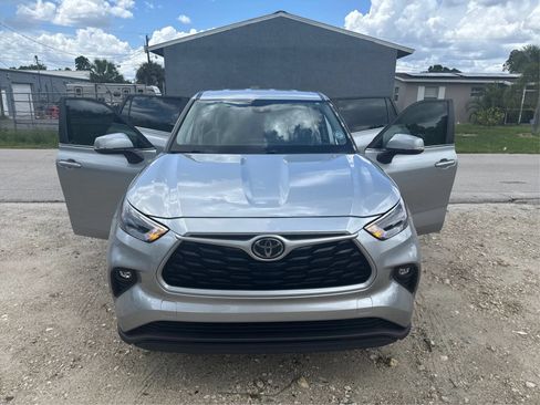 Used 2024 Toyota Highlander LE FWD image 23