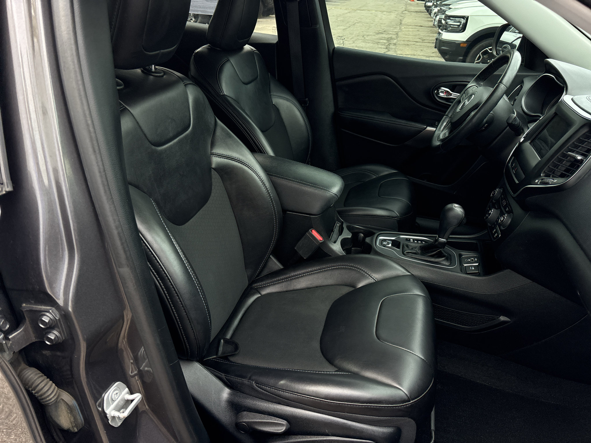 Used 2019 Jeep Cherokee Latitude Plus w/ Comfort/Convenience Group FWD image 6