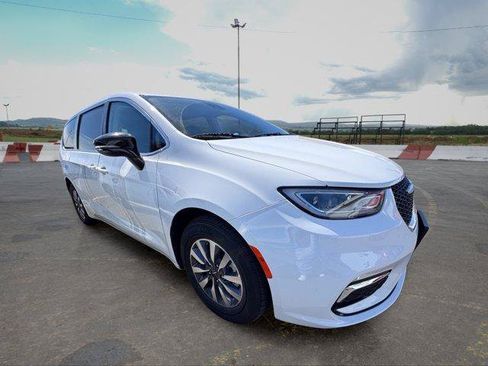 Used 2024 Chrysler Pacifica Limited FWD image 5