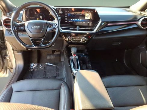 Used 2025 Chevrolet Trax RS w/ Sunroof Package FWD image 14