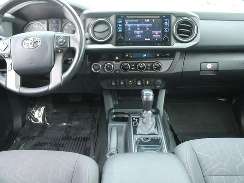 Used 2017 Toyota Tacoma TRD Sport image 14