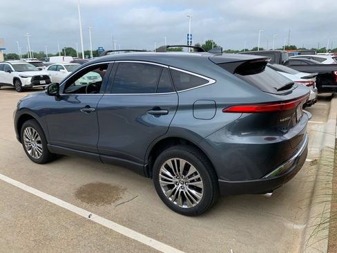 Used 2022 Toyota Venza XLE AWD/4WD image 3