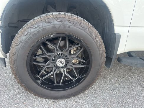 Used 2023 Nissan Titan SV w/ SV Convenience Package image 9