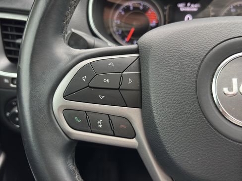 Used 2019 Jeep Cherokee Latitude Plus w/ Comfort/Convenience Group FWD image 19