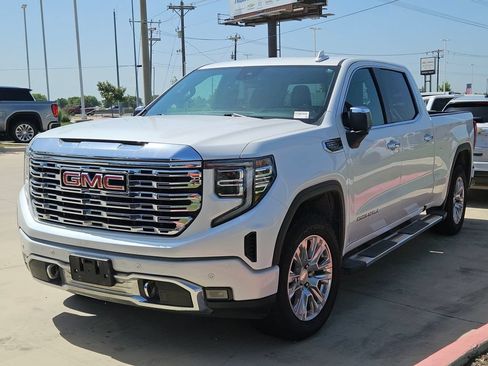Used 2022 GMC Sierra 1500 Denali w/ Technology Package AWD/4WD image 2