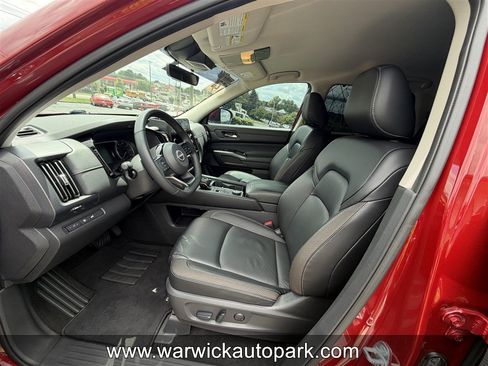Used 2023 Nissan Pathfinder SL w/ Black Appearance Package AWD/4WD image 4