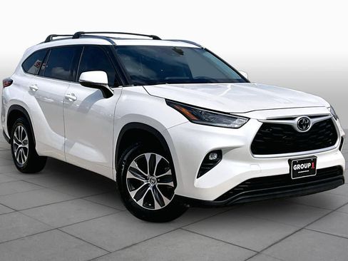 Used 2021 Toyota Highlander XLE FWD image 3