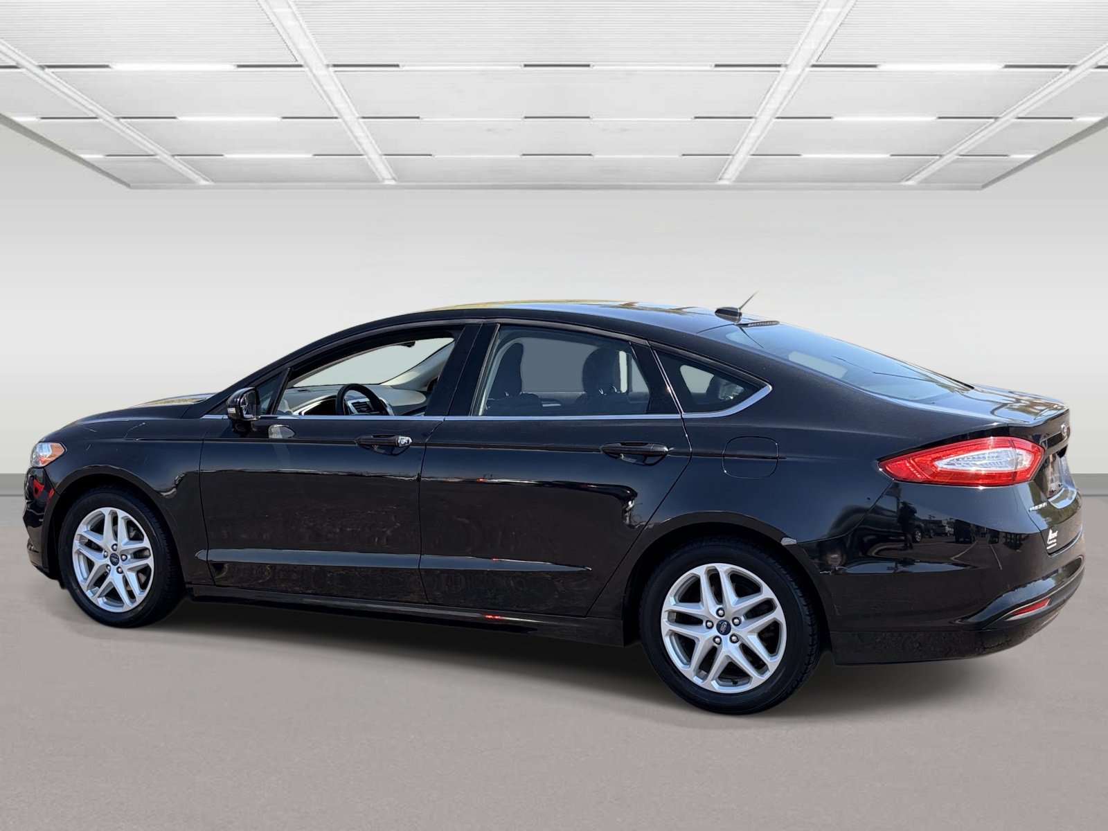 Used 2014 Ford Fusion SE FWD image 3