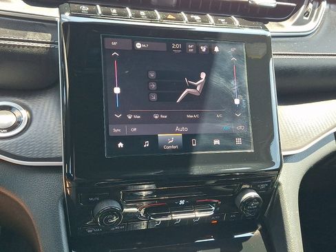 Used 2024 Jeep Grand Cherokee Laredo AWD/4WD image 15