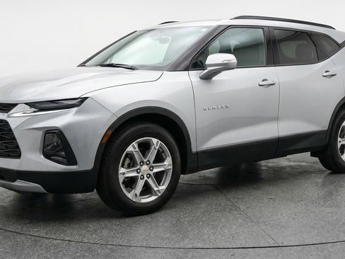 Used 2025 Chevrolet Blazer LT FWD image 3