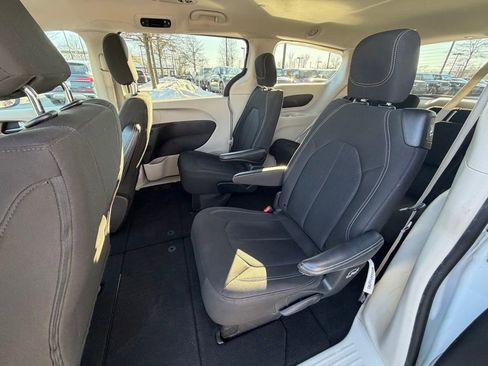 Used 2022 Chrysler Voyager LX image 18