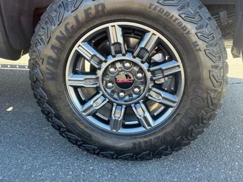 Used 2025 GMC Sierra 1500 AT4X image 12