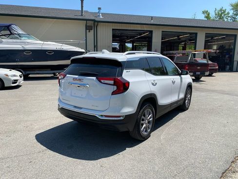 Used 2024 GMC Terrain SLT image 5
