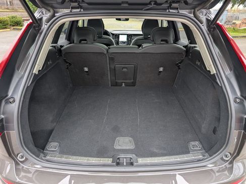 Used 2025 Volvo XC60 B5 Plus image 13