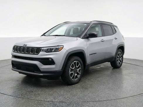 Used 2025 Jeep Compass Trailhawk image 3