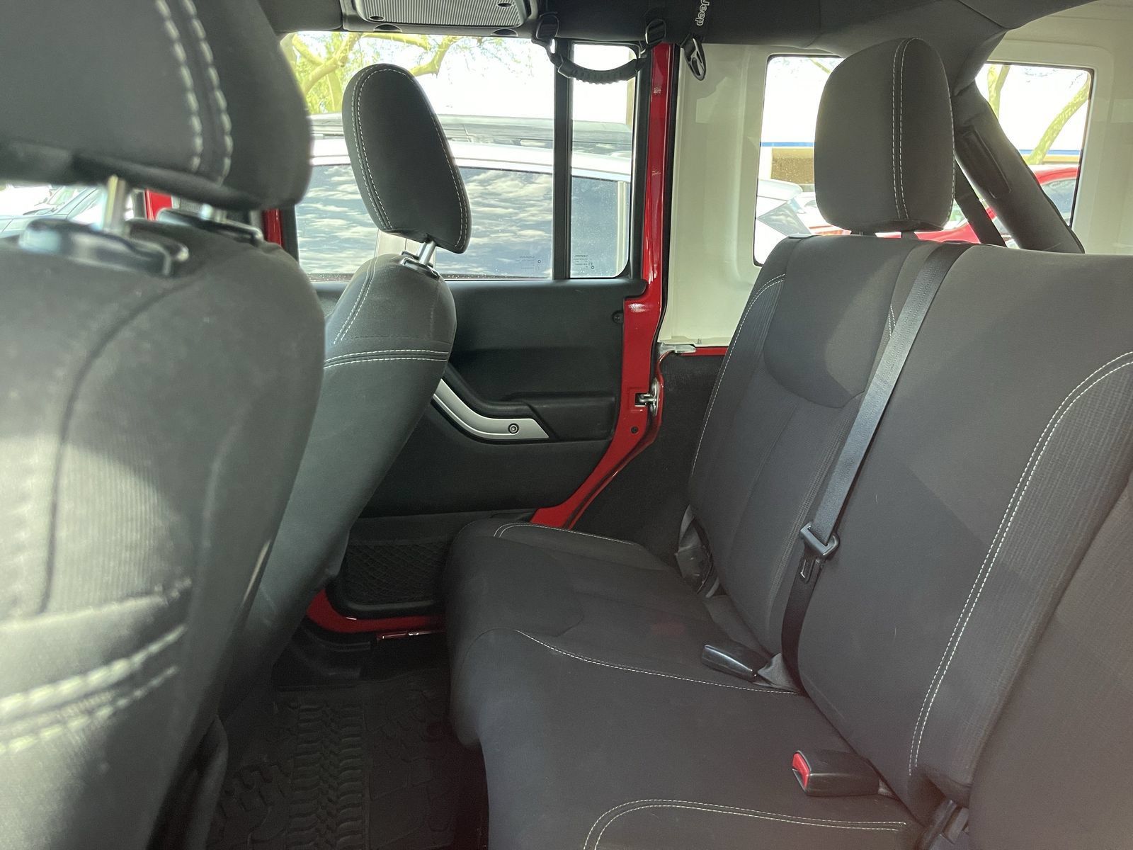 Used 2017 Jeep Wrangler Unlimited Sahara w/ Connectivity Group AWD/4WD image 9