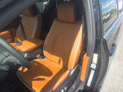Used 2025 Chrysler Pacifica Pinnacle FWD image 15