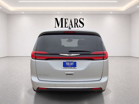 Used 2024 Chrysler Pacifica Touring-L FWD image 4