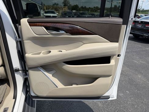 Used 2016 Cadillac Escalade ESV Luxury AWD/4WD image 24