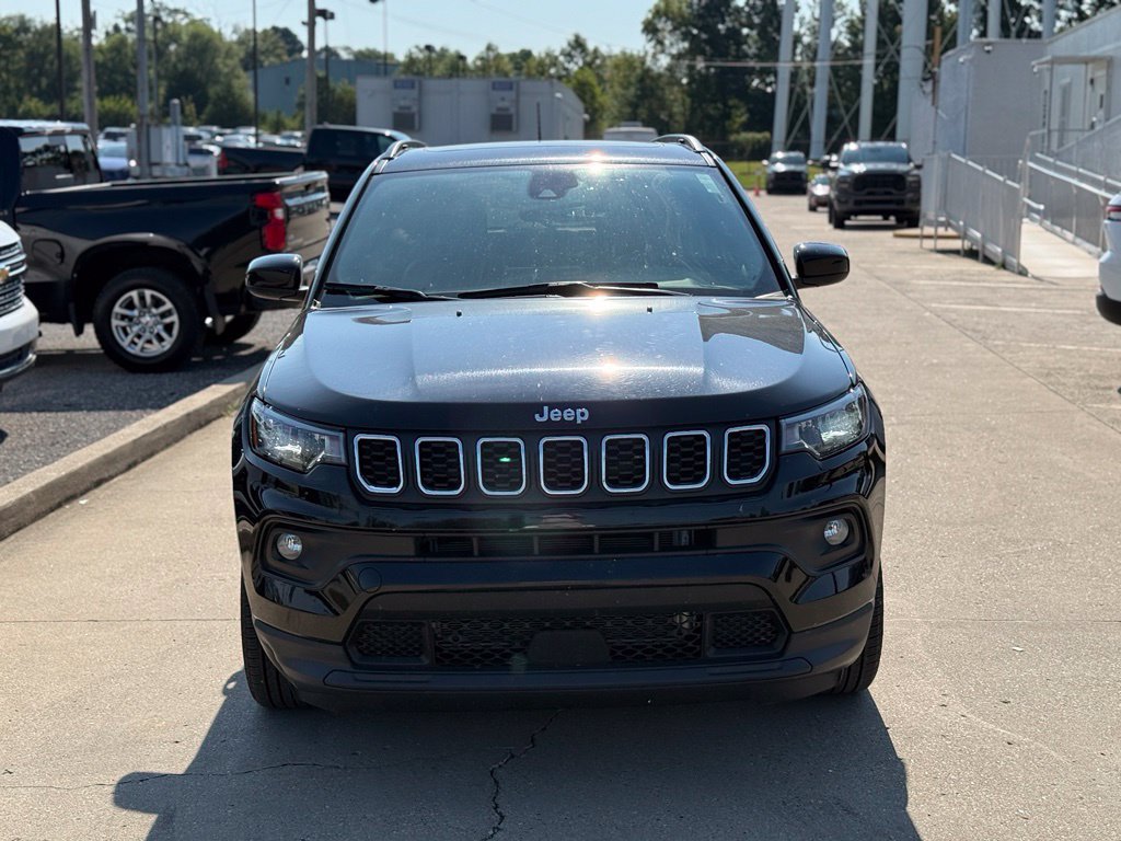 Used 2025 Jeep Compass Latitude w/ Sun & Sound Group AWD/4WD image 3