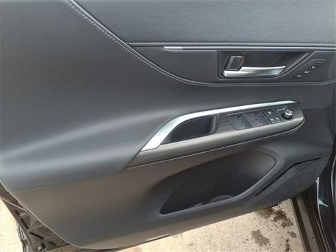 Used 2024 Toyota Venza Limited image 12