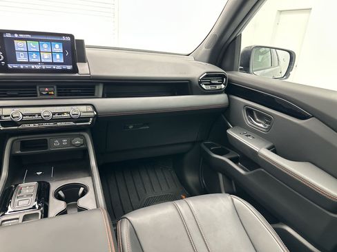 Used 2025 Honda Pilot TrailSport image 4